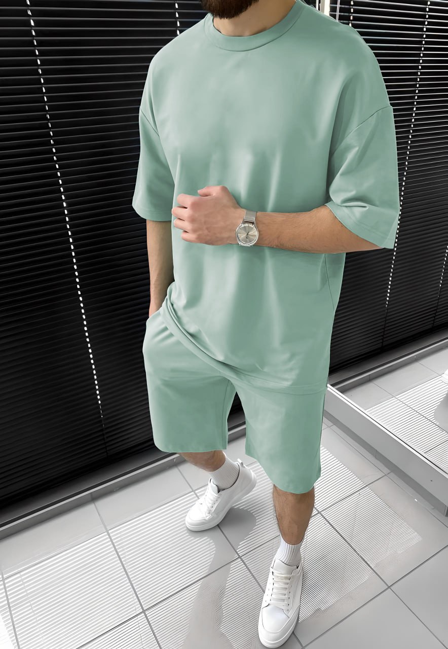 футболка та шорти бузкового кольору