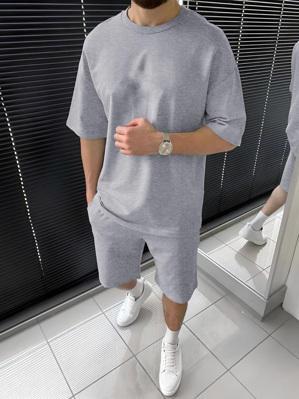сіра футболка та шорти